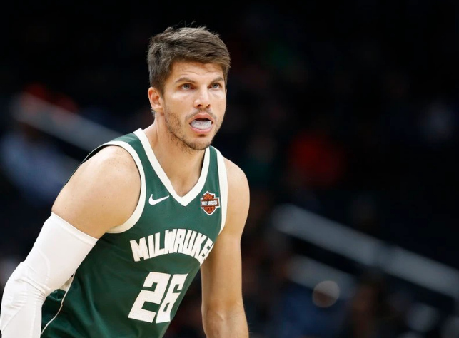 爱游戏体育app下载包含国王杯赛程吃紧，密尔沃基雄鹿赛前门线救险，赛场秩序良好，细节决定成败的词条